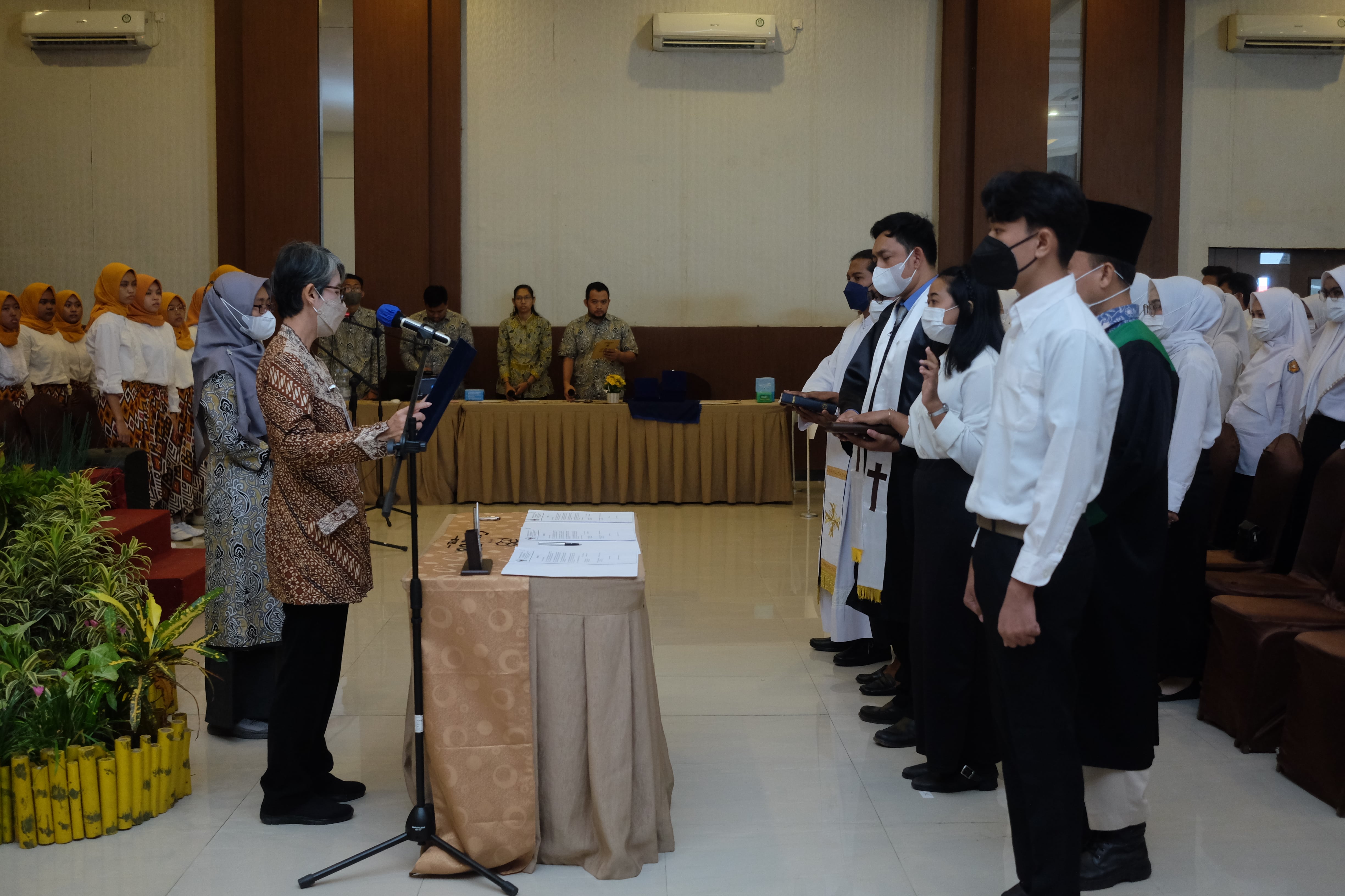 Prosesi Angkat Sumpah Tenaga Teknis Kefarmasian 2022 yang di selenggarakan oleh Politeknik Harapan Bersama pada tanggal 13 Oktober 2022