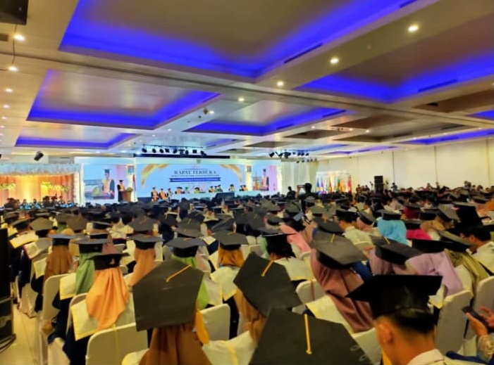 WISUDA KE-SARJANA TERAPAN DAN KE-18 AHLI MADYA POLITEKNIK HARAPAN BERSAMA TEGAL