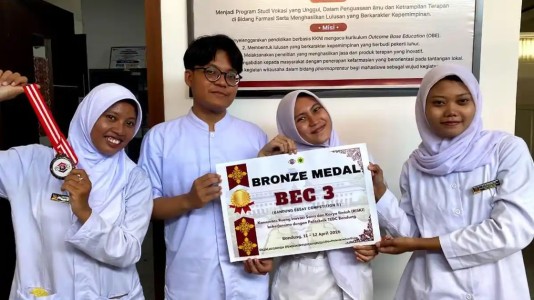 Angkat Isu Pemerataan Layanan Kesehatan, Mahasiswa Farmasi Harkat Negeri Juarai Kompetisi Esai Nasional