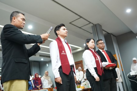 138 Tenaga Vokasi Farmasi Universitas Harkat Negeri Resmi Disumpah, Siap Mengabdi dengan Profesional dan Berintegritas