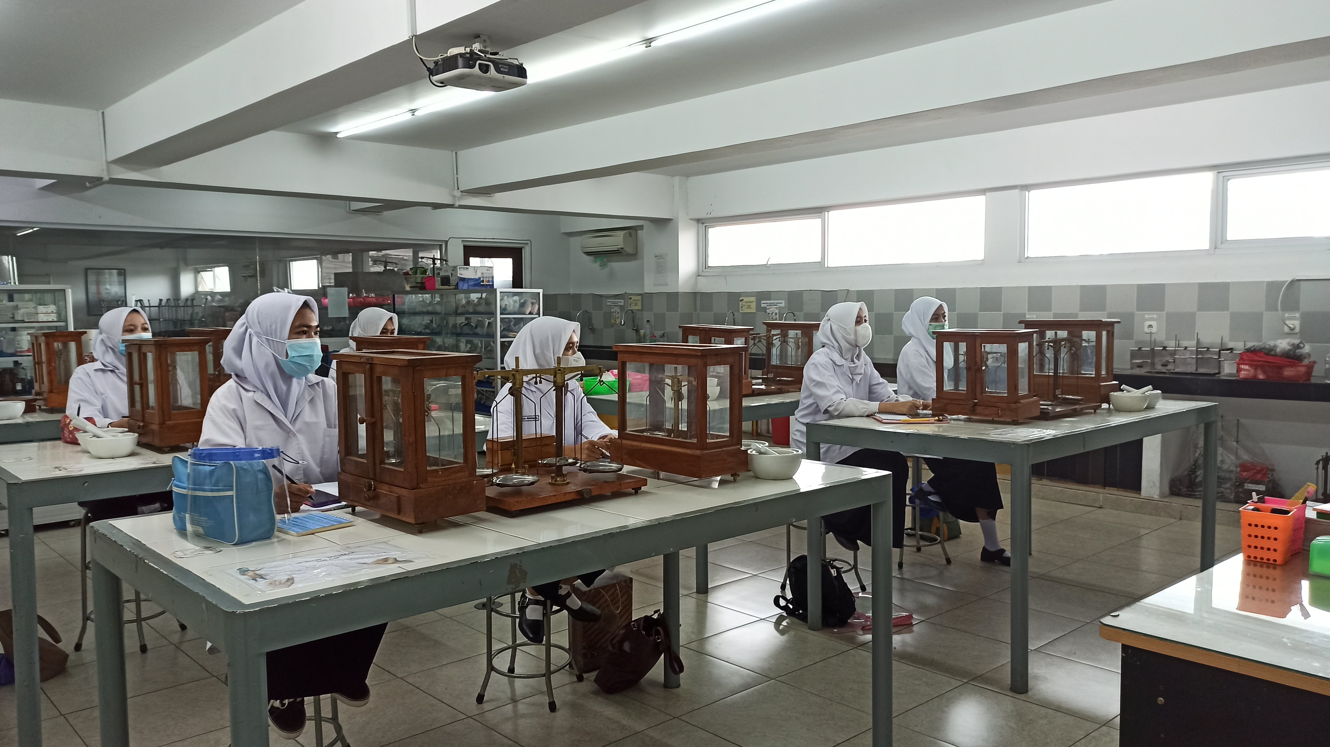 LABORATORIUM 1 (FARMASETIKA)