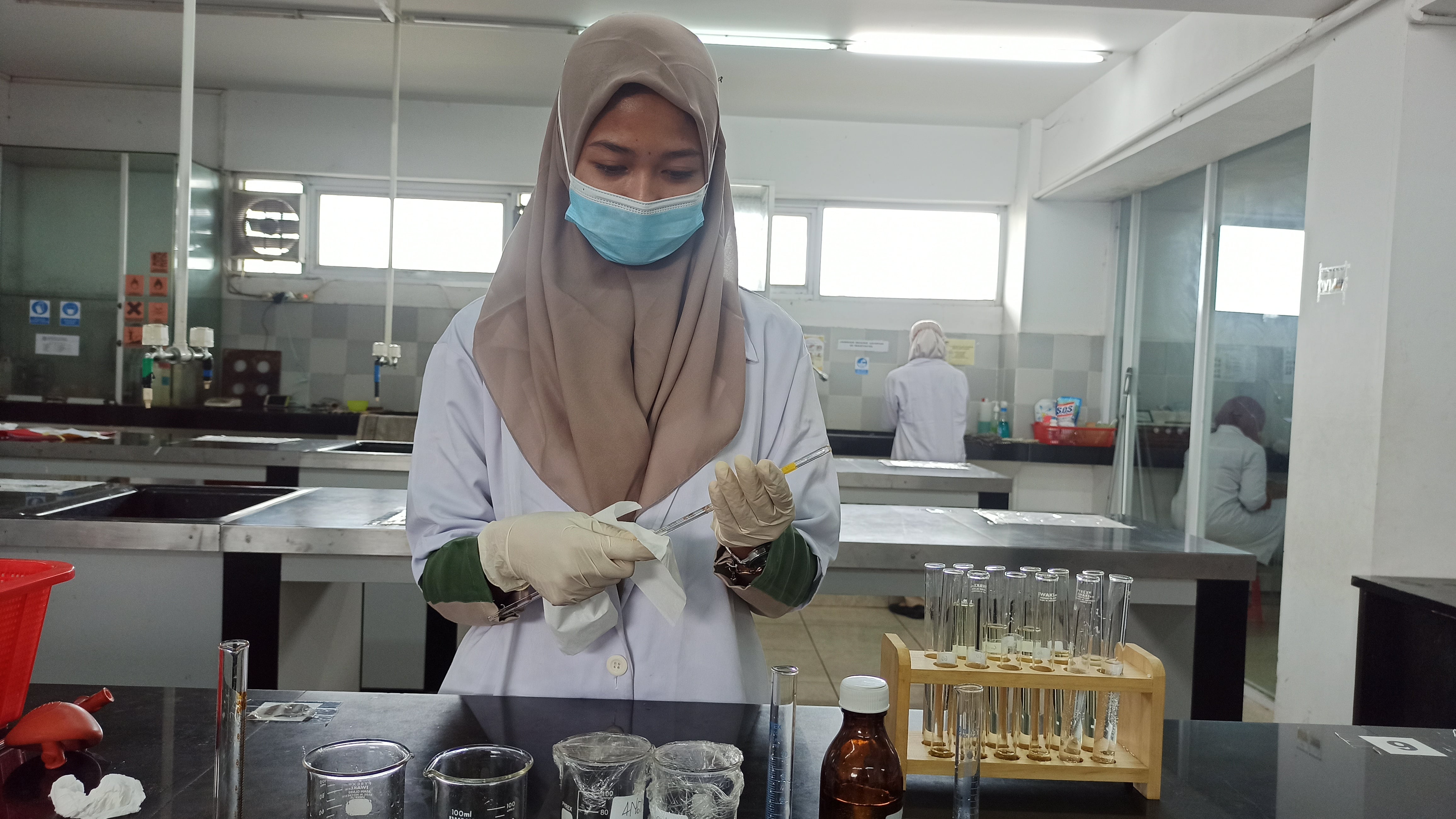 LABORATORIUM 4 (KIMIA)