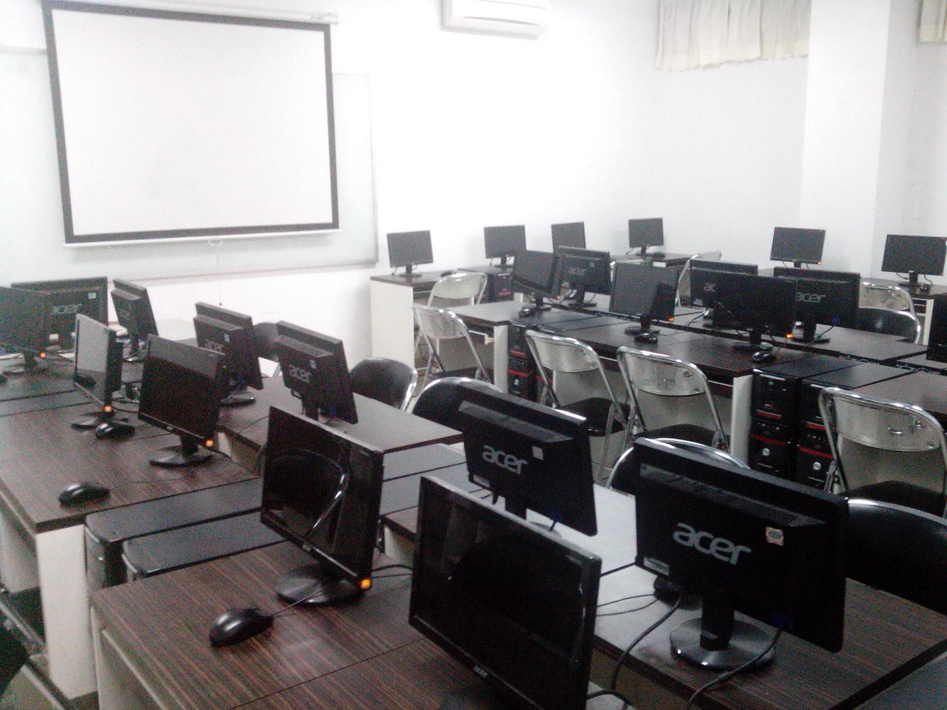 LABORATORIUM KOMPUTER