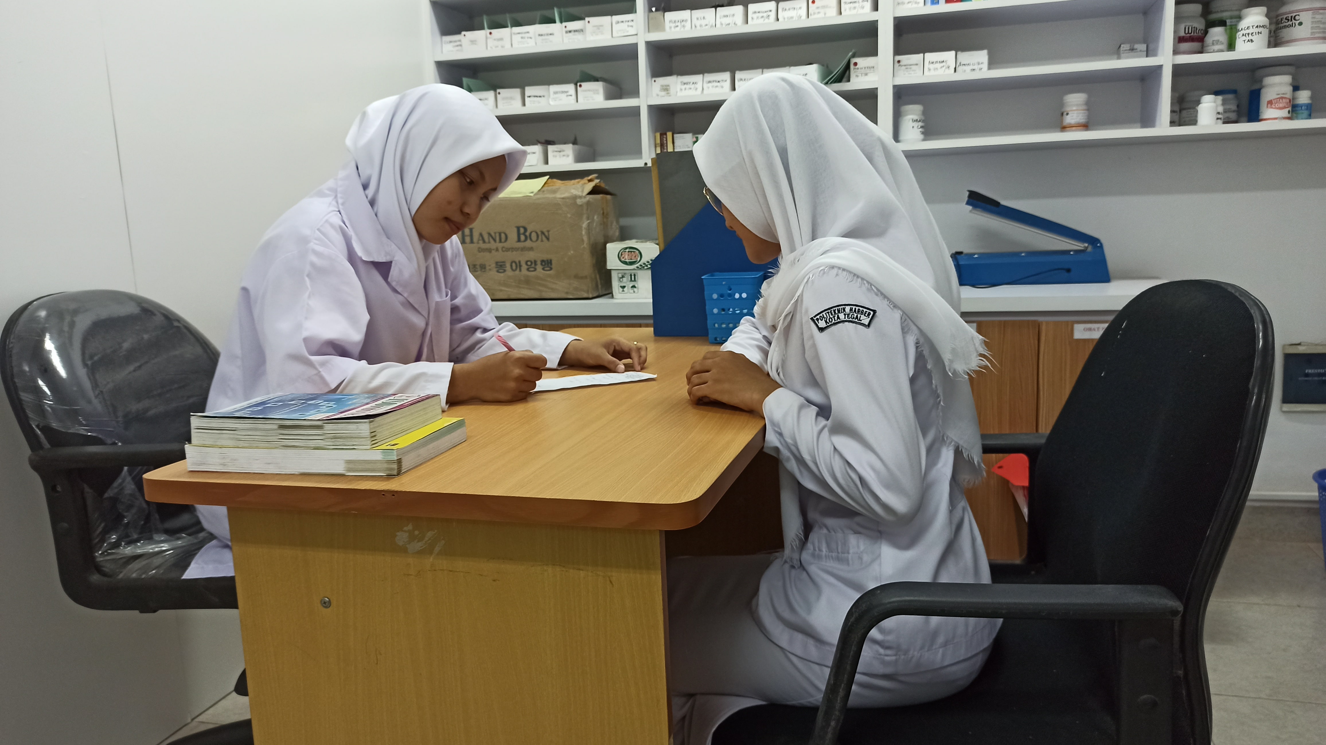 LABORATORIUM 6 (SIMULASI APOTEK)