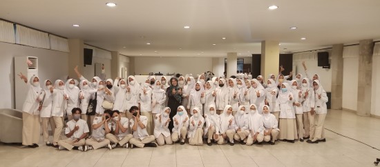 Kuliah Umum Kewirausahaan bersama Nelly Murni Roossadha Owner "Mbah Gembil Resto, Mie Ayam Galaxy, Ndalem Ayu Spa"