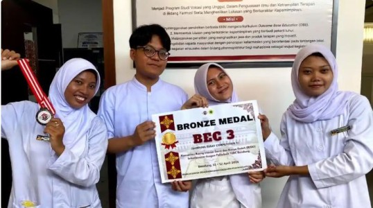 ANGKAT ISU PEMERATAAN LAYANAN KESEHATAN, MAHASISWA FARMASI HARKAT NEGERI JUARAI KOMPETISI ESAI NASIONAL