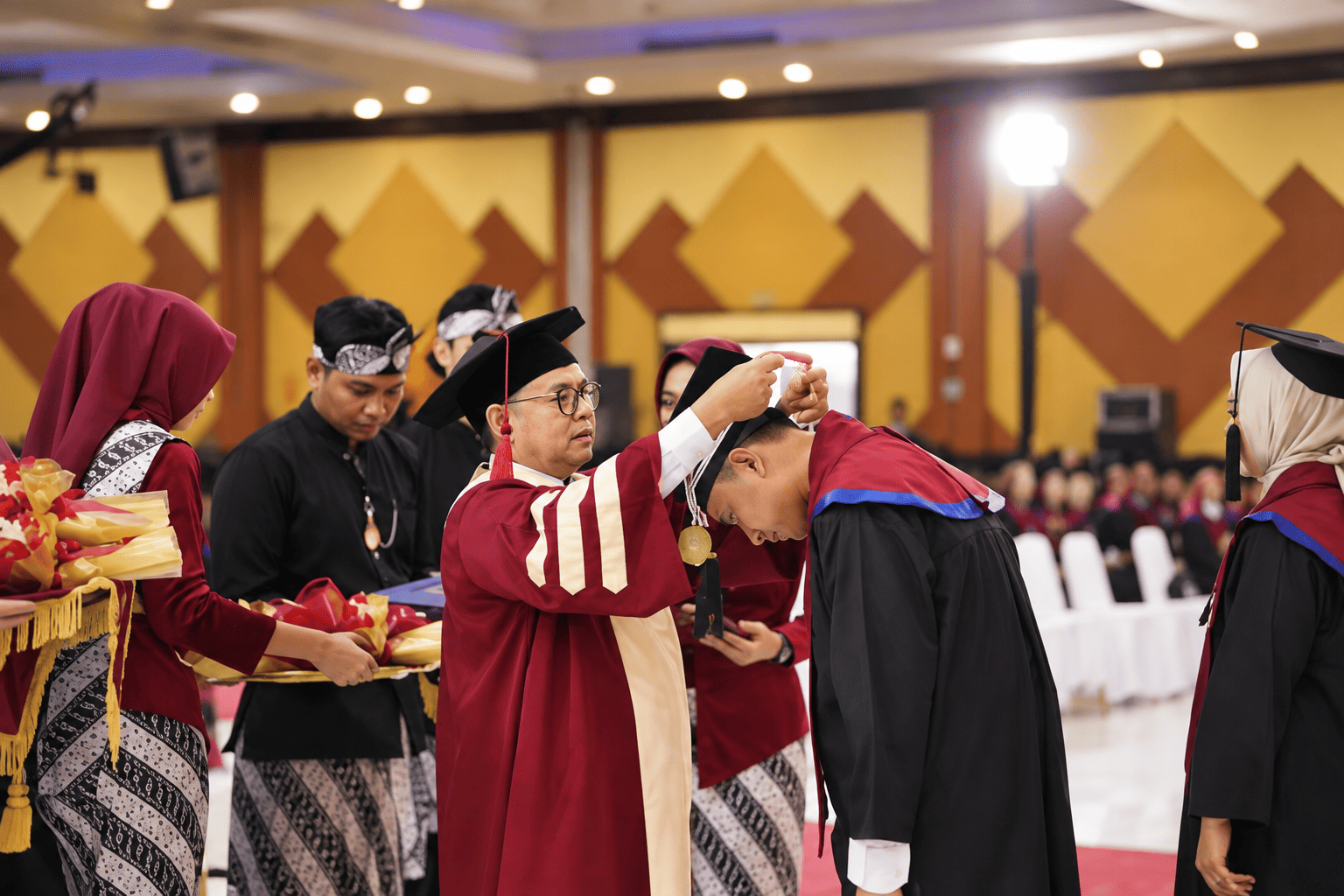 Perdana! 838 Mahasiswa Universitas Harkat Negeri Diwisuda